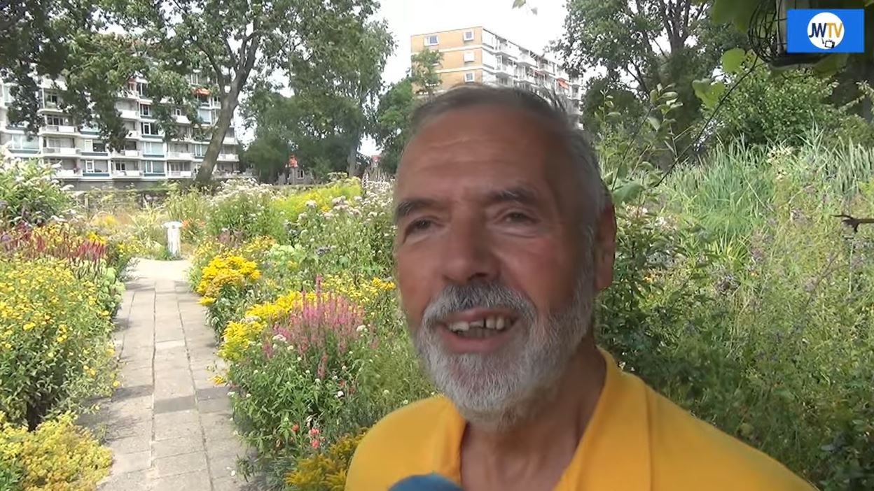 JW in gesprek met stadsimker over bijenstand en honing