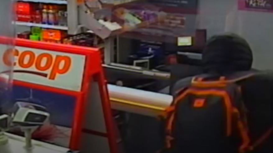 Politie toont beelden van gewelddadige overvaller Coop