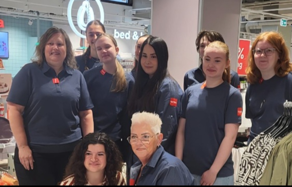 Grote drukte bij opening Hema in Hof van Spaland