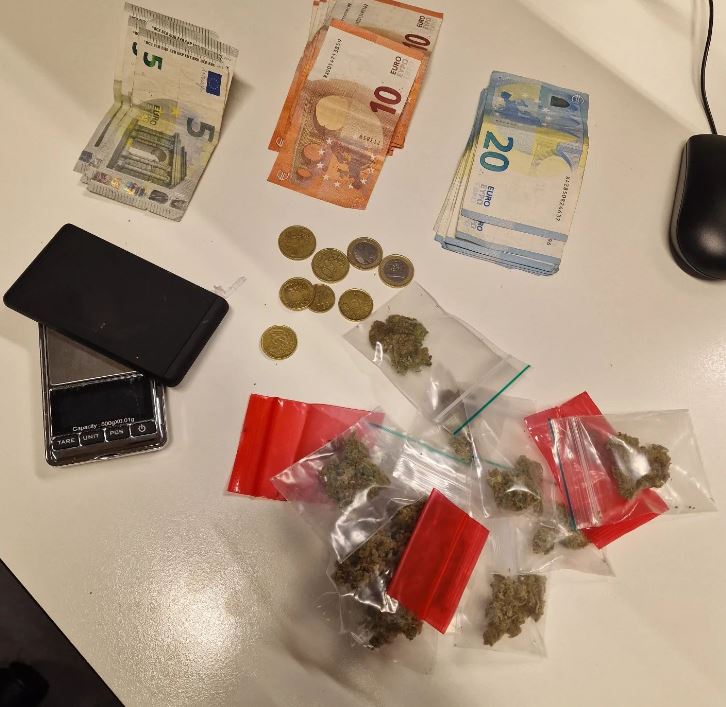 Wegspurtende drugsdealer na achtervolging alsnog ingerekend