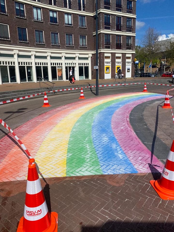 Het nieuwe regenboogzebrapad op het Land van Belofte