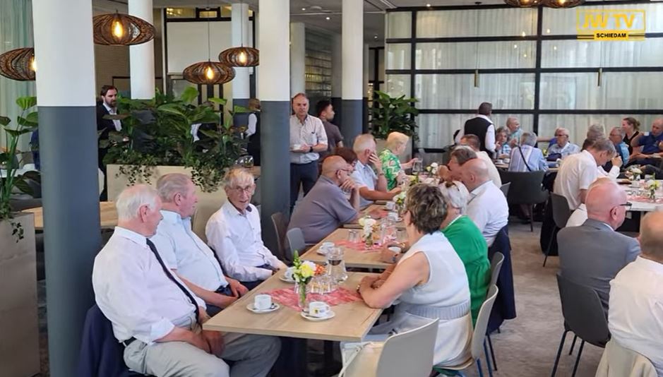 Veteranen werden ontvangen in kantine Stadskantoor