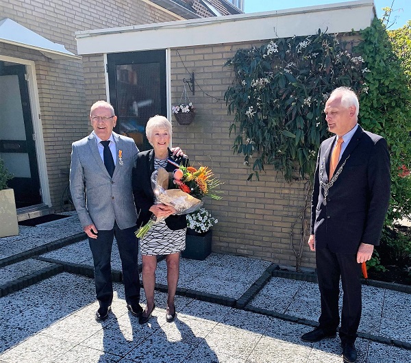 Burgemeester brengt tien Schiedammers een koninklijke onderscheiding