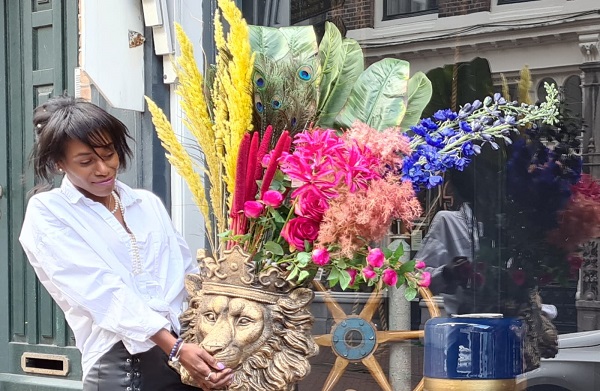 Iris de Jong begint winkel in zijden bloemen op de Hoogstraat