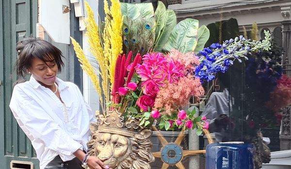 Iris de Jong begint winkel in zijden bloemen op de Hoogstraat