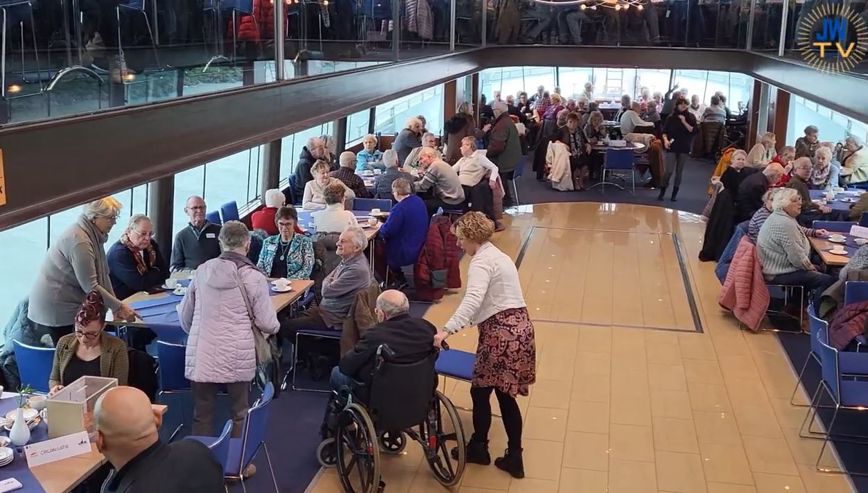 Videoreportage van een dagje varen met Schiedamse senioren