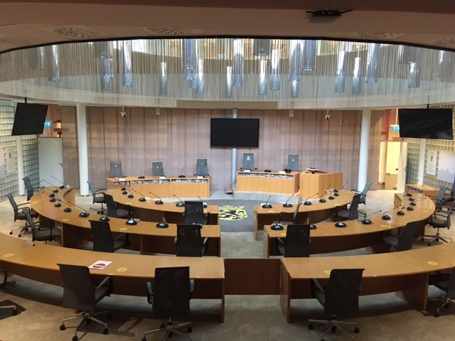De gemeente heeft de raadszaal opnieuw ingericht