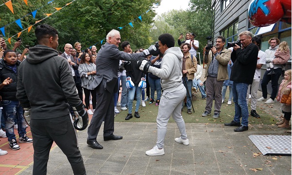 Burgemeester Lamers bokst Yets Community open