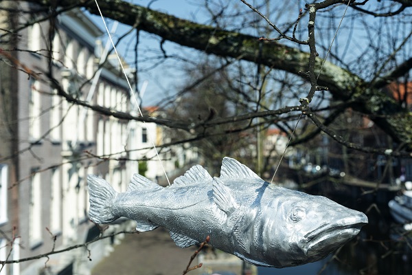 Kunstwerk ’t Kramsiv op de vismarkt ter herinnering aan visserijverleden Schiedam