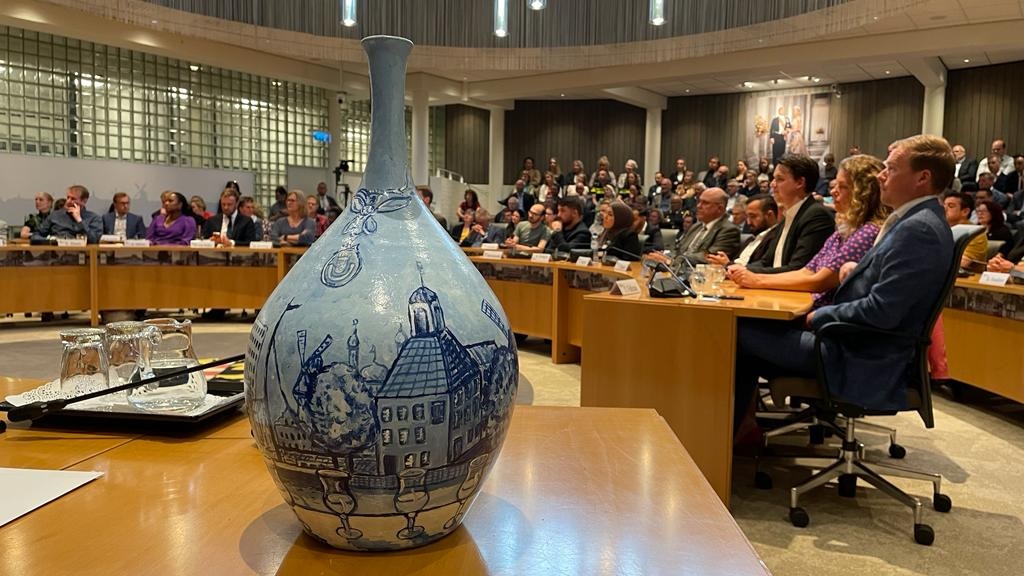 Gemeentebestuur bedankt Lamers met 'Schiedam Blue' aardewerk