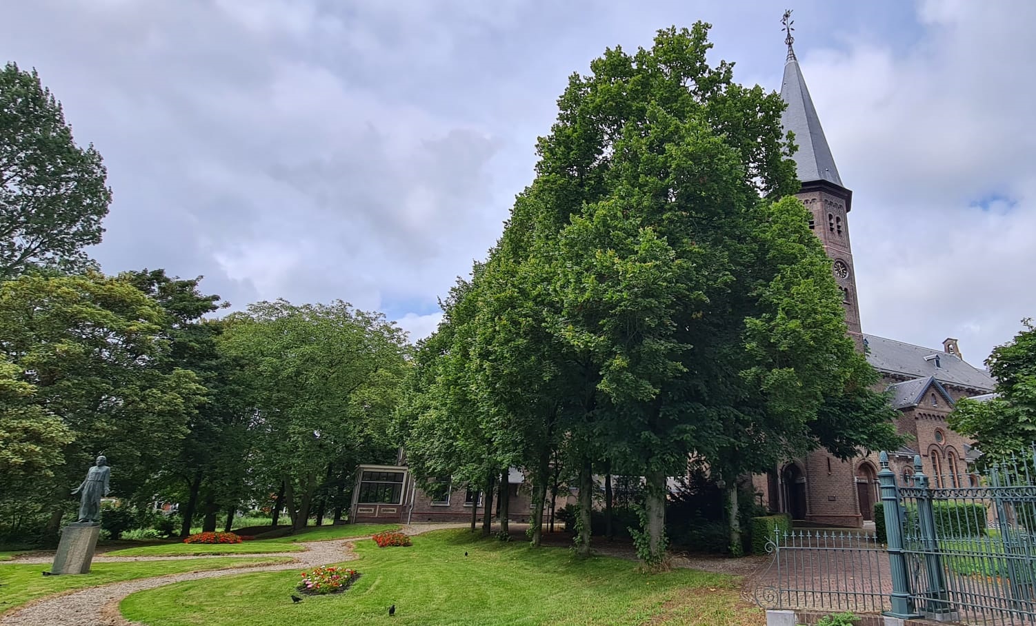 'Kethel Fair' in de tuin van de Sint Jacobuskerk