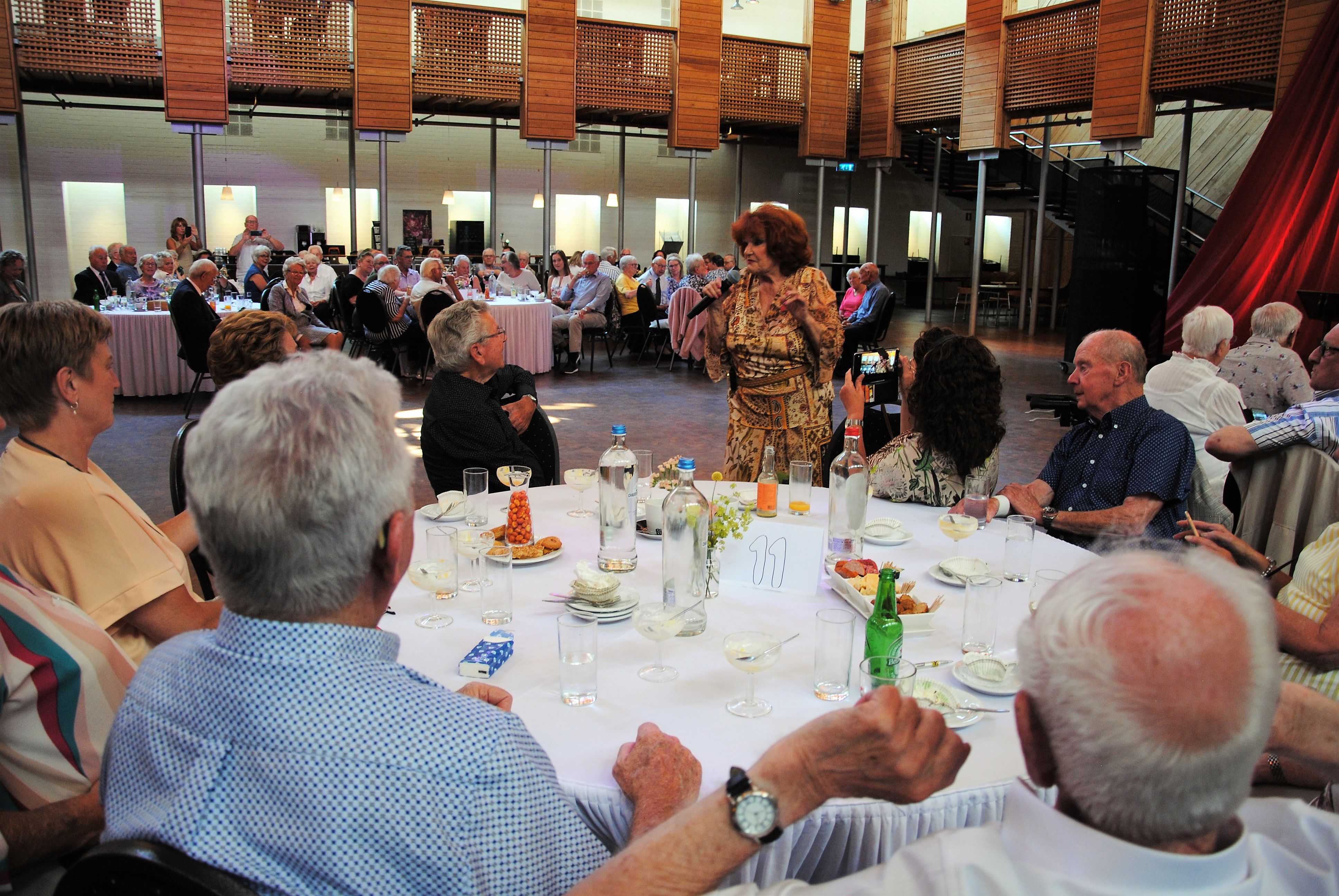 Imca Marina (81) is op haar best tussen de mensen