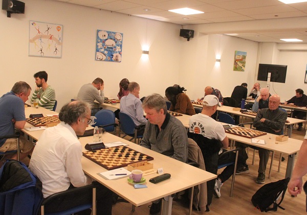 Van Stigt Thans 1 verplettert met 18-2 het tweede team