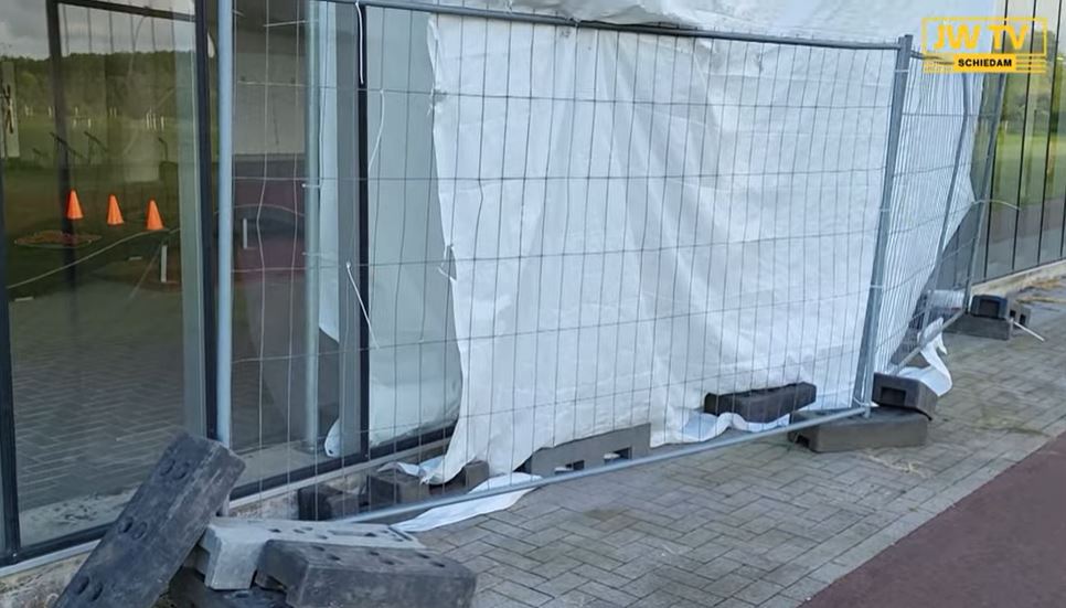 Hekken en stempels geplaatst voor de ruiten