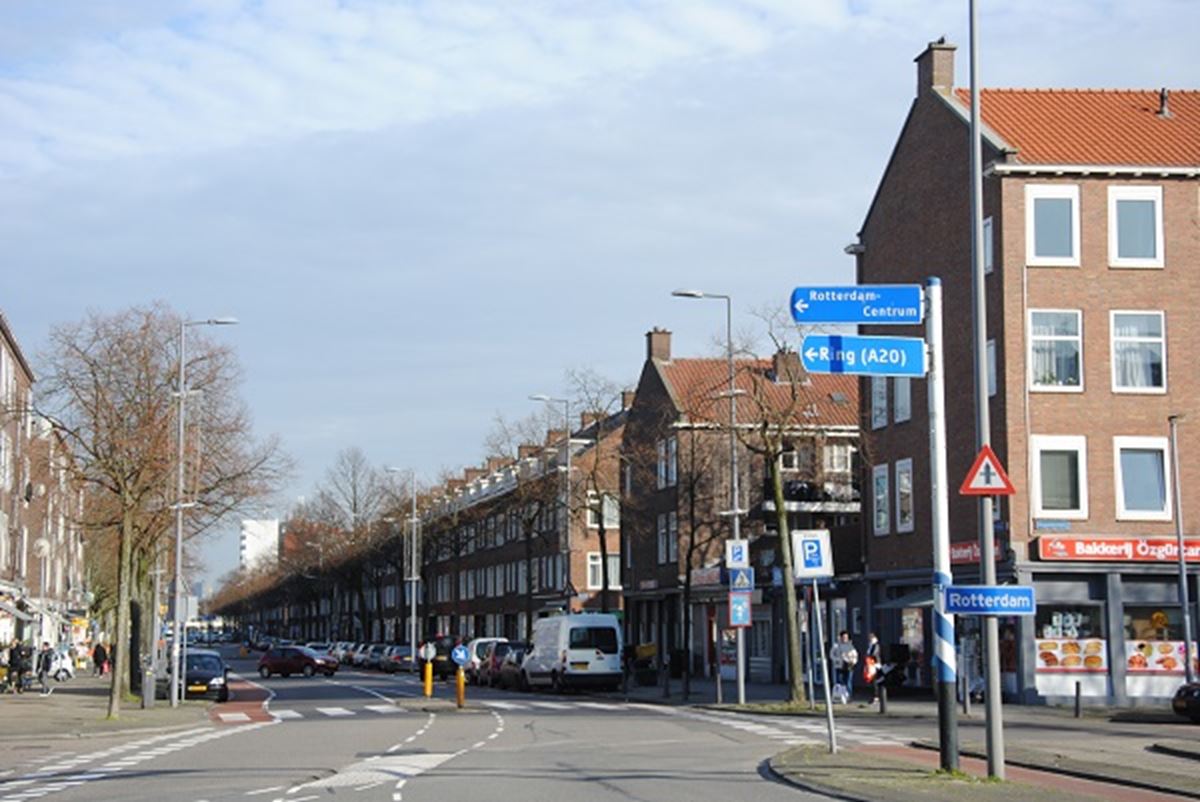 Politie zoekt overvaller, 17 à 18 jaar, vlechten in het haar