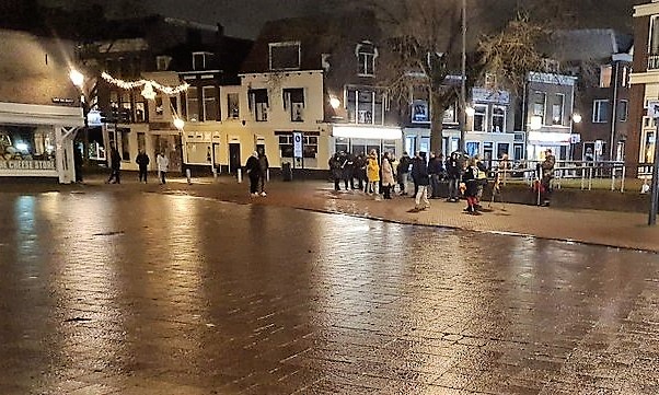 Ongeveer 30 mensen verzamelden zich voor verboden fakkeloptocht