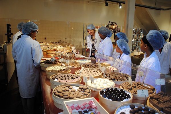 Kinderen maken tijdens bliksemstage zelf hun bonbons