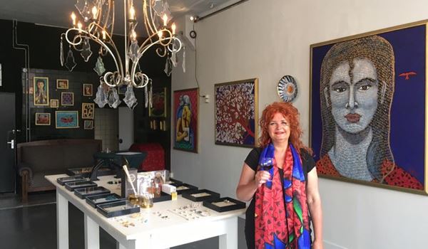 Schiedamse dragqueen 'Aurora Bella' opent 'Vrouwenpower'