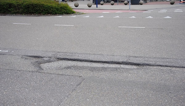 Reparaties aan asfalt Mozartlaan en Zwaluwlaan