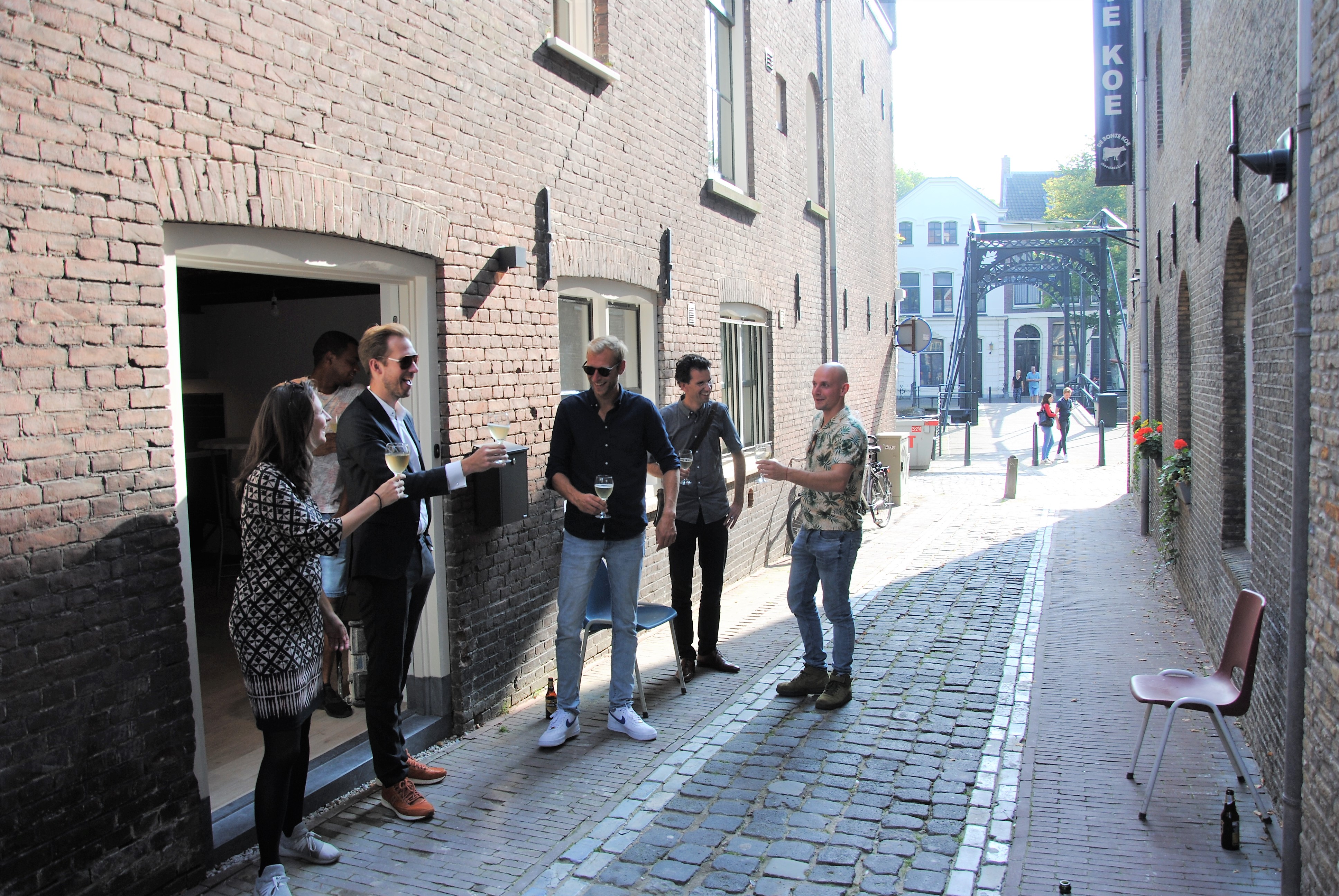 Feestelijk moment bij ontwikkelproject drie woningen In Taansteeg 