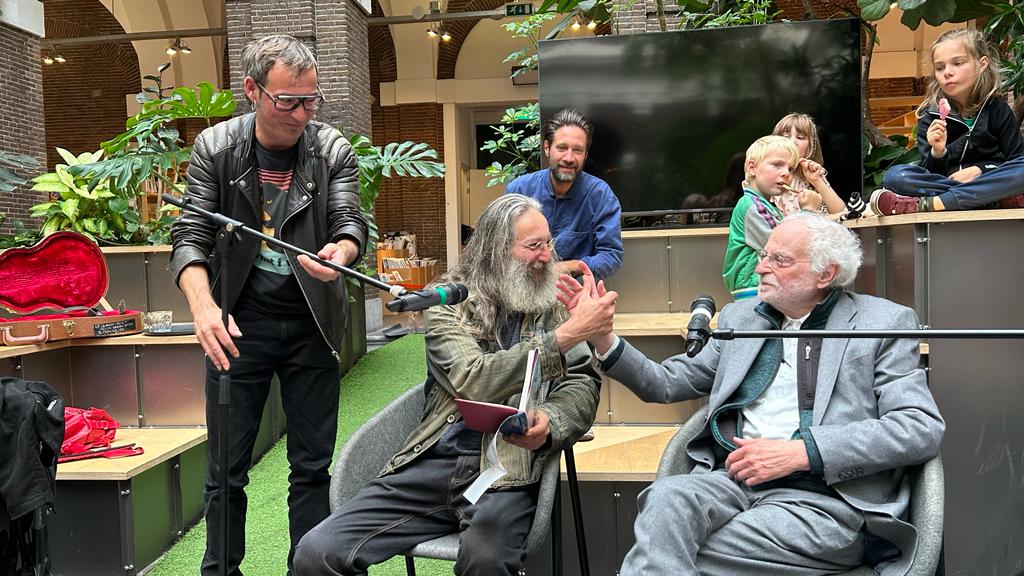 Tekenaar Theo Gootjes geeft zijn drie zonen beeld van zijn jeugd