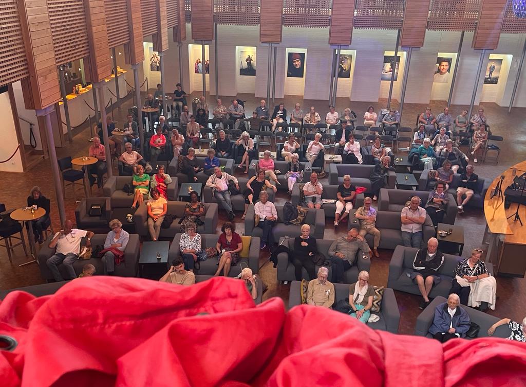 Lunchconcert van 'EigenGrau Ensemble' in zaal van het theater