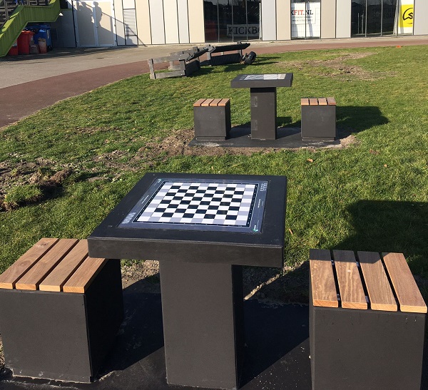 Tweetal schaak/damtafels op Sportpark Willem-Alexander