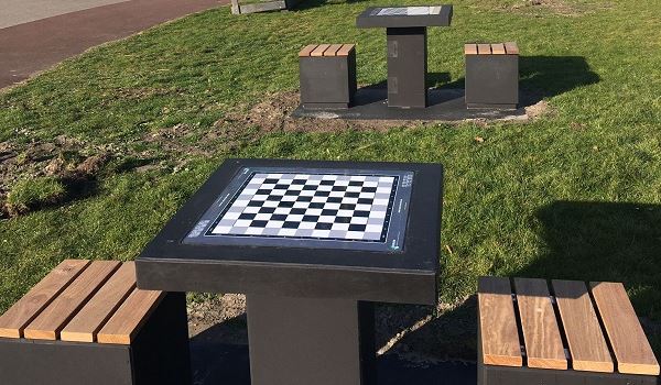 Tweetal schaak/damtafels op Sportpark Willem-Alexander
