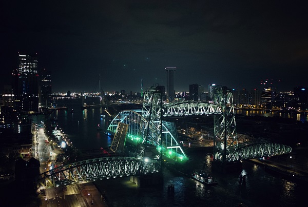 Megatransport tijdelijke Suurhoffbrug op weg naar de Maasvlakte