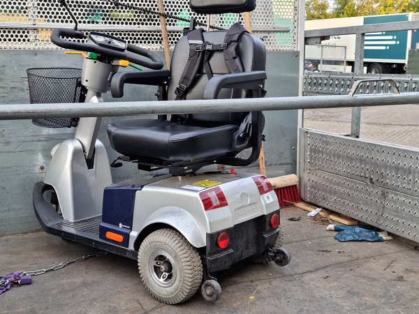 De eigenaar van deze onbeheerd aangetroffen scootmobiel kan zich melden bij T&H