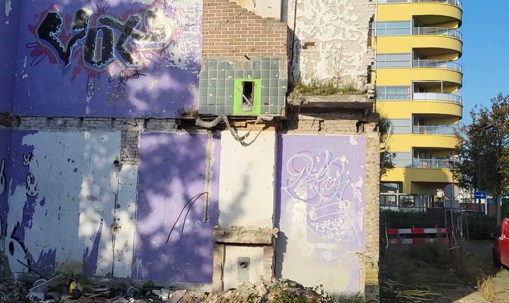 Een opruimploeg is eindelijk aan de slag gegaan bij bouwval