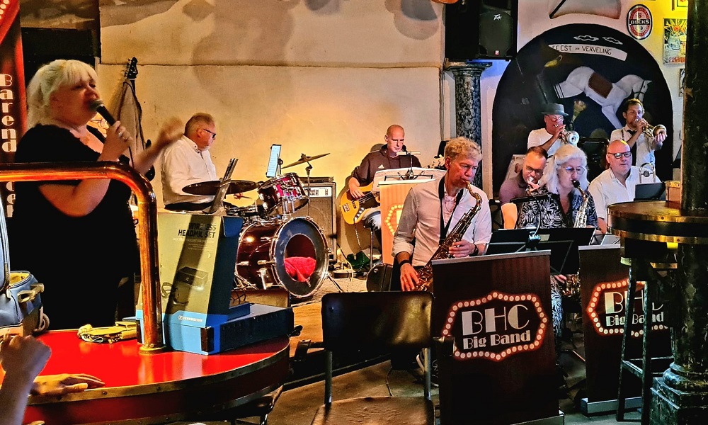 BHC bigband speelt primeur en brengt overledenen eerbetoon