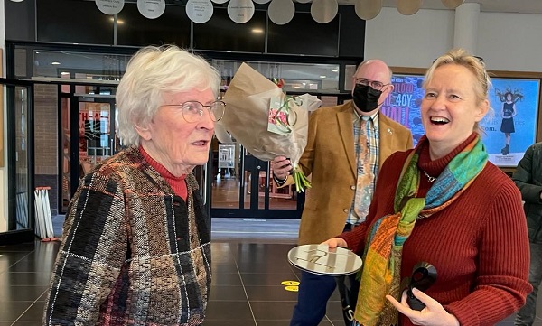 90-jarige oud-turnster Truus Woord ontvangt eremedaille 