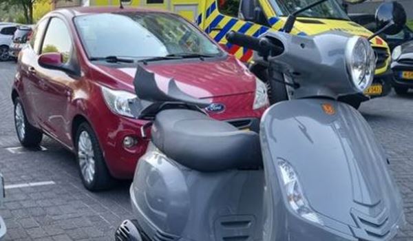 Botsing auto/scooter; scooterrijder gewond naar ziekenhuis