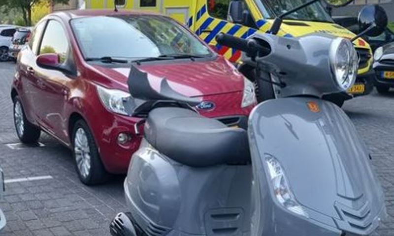 Botsing auto/scooter; scooterrijder gewond naar ziekenhuis