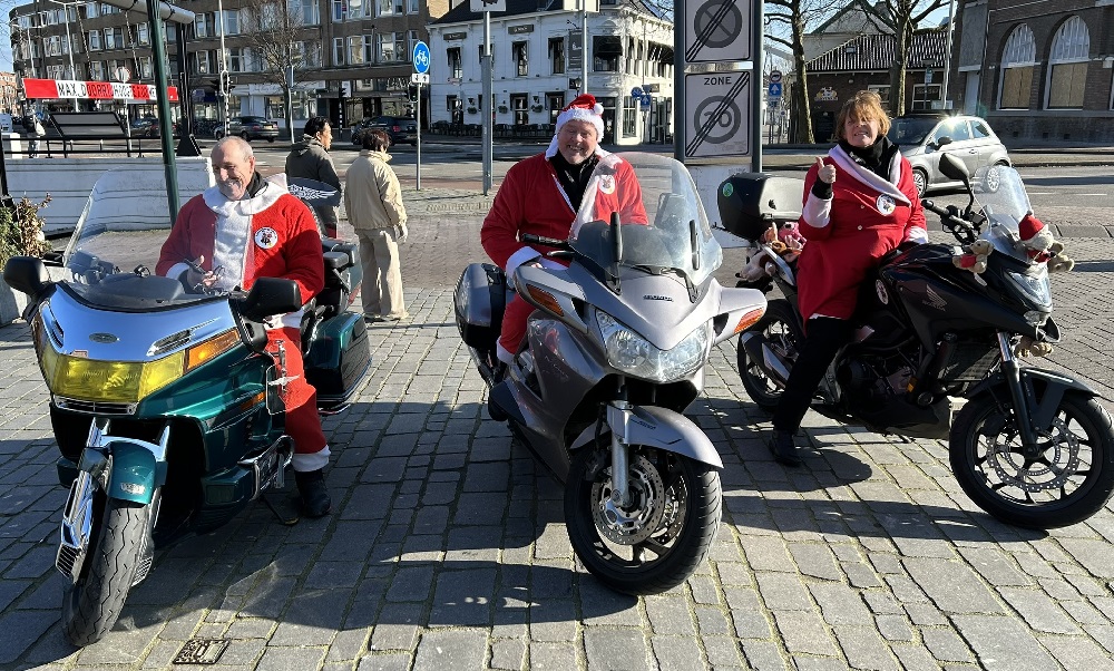 Het hele jaar rond op de motor als kerstman/vrouw
