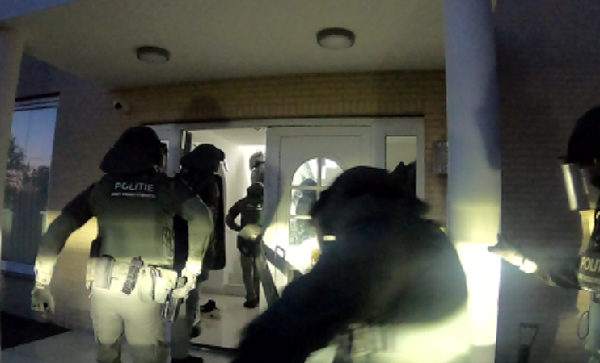 Twee mannen aangehouden en drie miljoen euro gevonden in woning