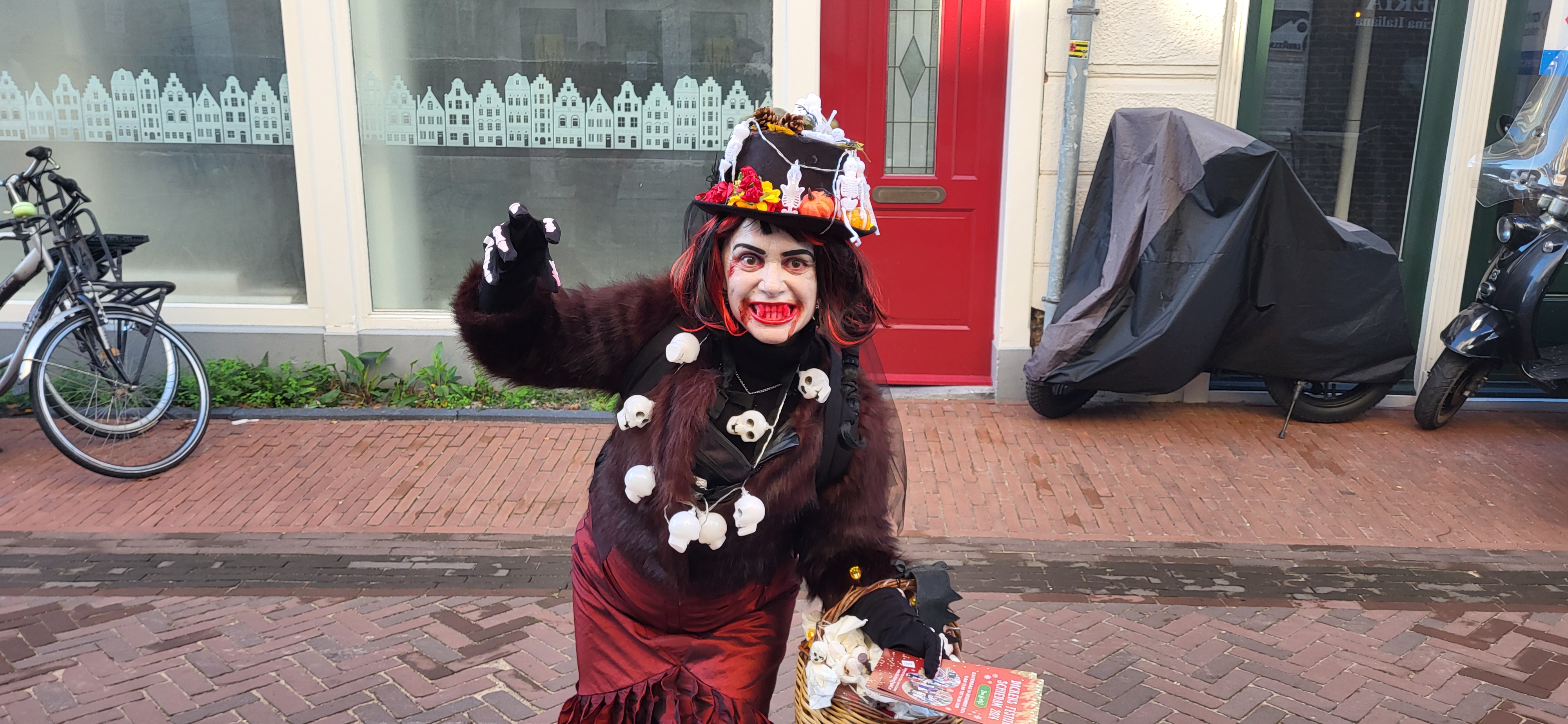 Kijk mee met JW bij Halloween griezelen en spelletjes