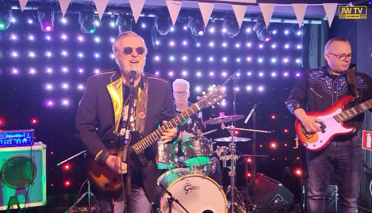 Gitarist/zanger Fred van Willigen live in Bier & Vinyl