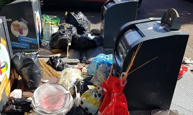 Toezichthouders beboeten ongeoorloofd neerzetten van vuilniszakken in Groenoord