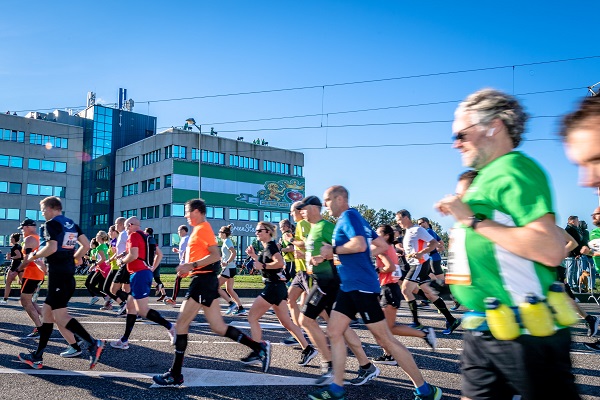 Aanvoerders juichen marathonlopers toe vanaf dakterras
