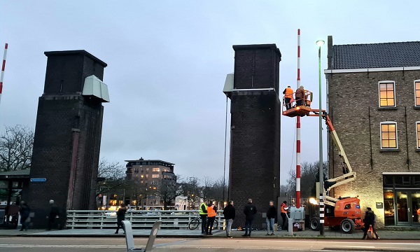Vanavond wordt toekomstige verlichting op heftorens van Oranjebrug getest