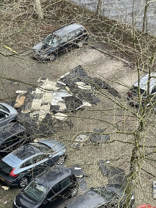 Dak van twaalf verdiepingen hoog flat gewaaid