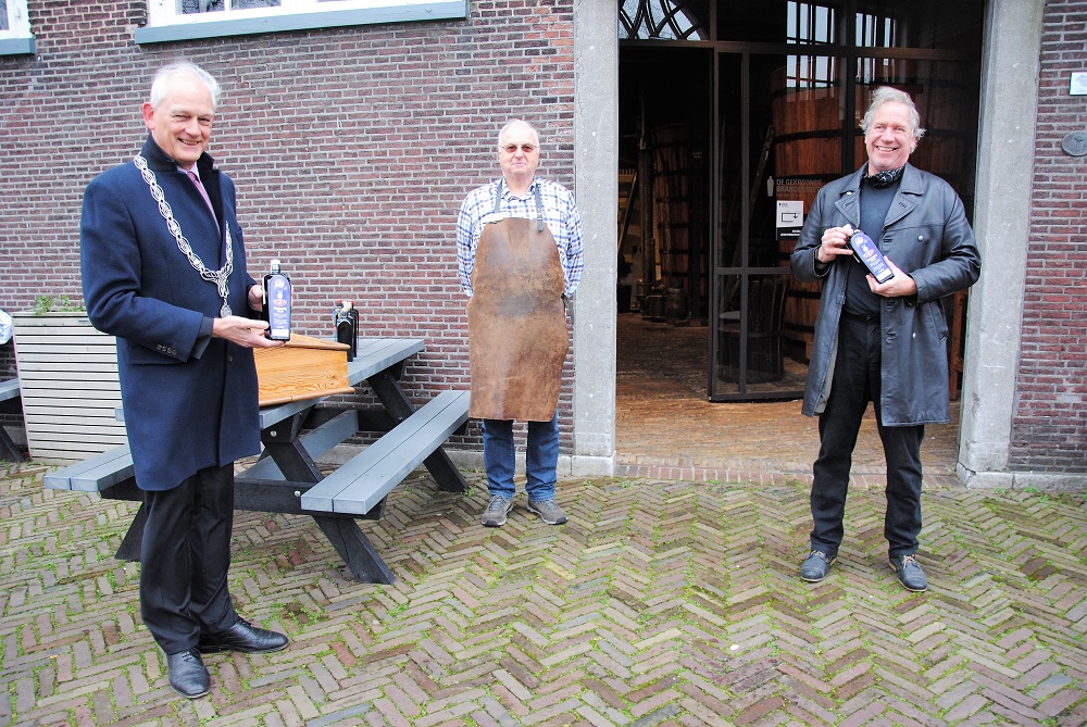 Branderswijn 2020 met Bacchus op Schiedams blauw