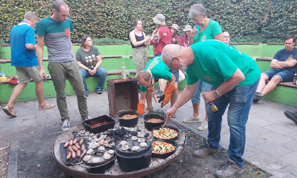 Groot koken op kampvuur bij scouting