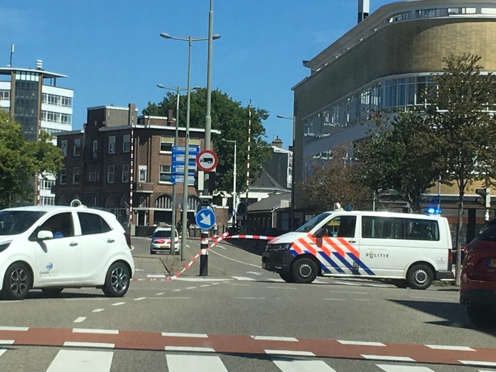 Politie en brandweer rukken uit voor vrouw op dak