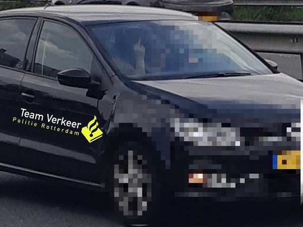 Mevrouw met naar politie opgestoken middelvinger krijgt twee boetes