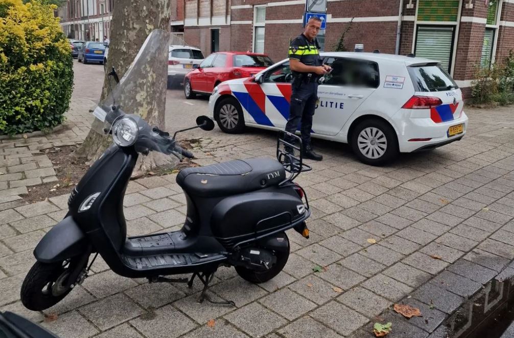 Politie stelt gestolen scooter veilig en houdt een jongen aan