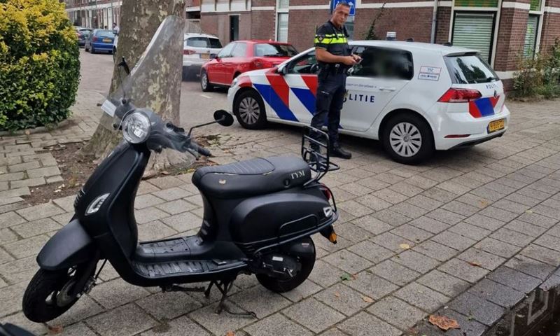 Politie stelt gestolen scooter veilig en houdt een jongen aan