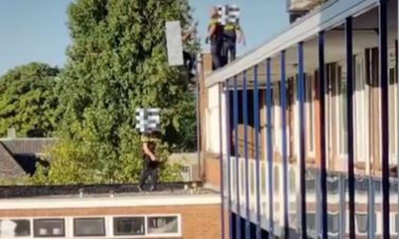 Politie rukt met meerdere eenheden uit voor man op het dak